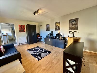 FAMILY ROOM / SNUG / BEDROOM